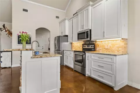 Kitchen - 10514 Mesa Dr, Waco, TX 76708 photo 3 of 5