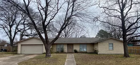 2004 Blue Bird Cir, Bonham, TX 75418