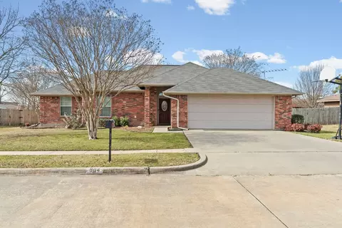 904 Roseanne Dr, Commerce, TX 75428