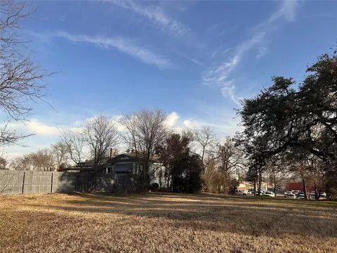 1304 N 4th St, Waco, TX 76707