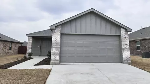 205 Choctaw Dr, Leonard, TX 75452