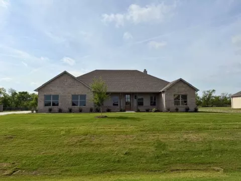 6037 Amber Dr, Sanger, TX 76266