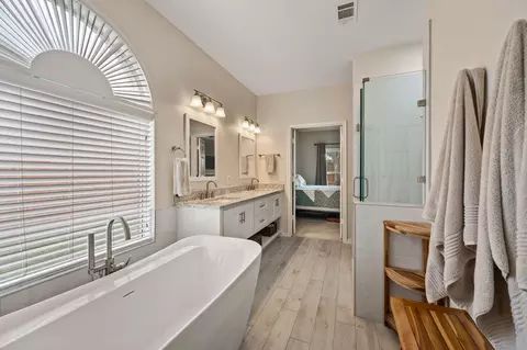 Bath - 308 Foreman Dr, Euless, TX 76039 photo 3 of 4