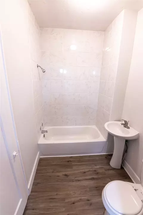 Bath - 1525 Proctor Ave, Waco, TX 76708 photo 3 of 3