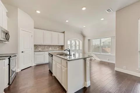 Kitchen - 2425 Moon Dance Ln, Midlothian, TX 76065 photo 2 of 3