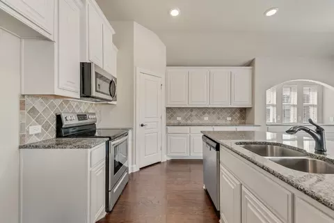 Kitchen - 2425 Moon Dance Ln, Midlothian, TX 76065 photo 3 of 3