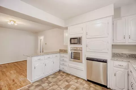 Kitchen - 718 Devonshire Dr, Richardson, TX 75080 photo 3 of 4