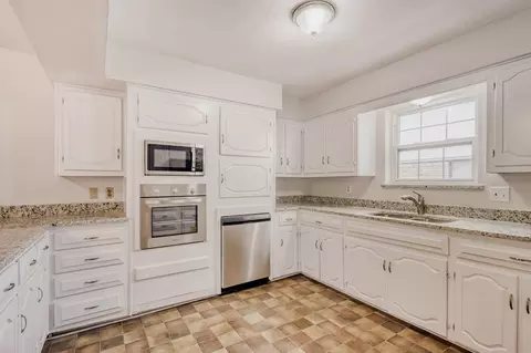 Kitchen - 718 Devonshire Dr, Richardson, TX 75080 photo 4 of 4