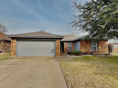 1300 N Creek Dr, Saginaw, TX 76179