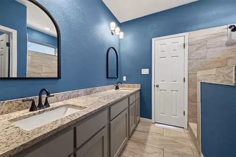 Bath - 601 E Willingham St, Cleburne, TX 76031 photo 2 of 3