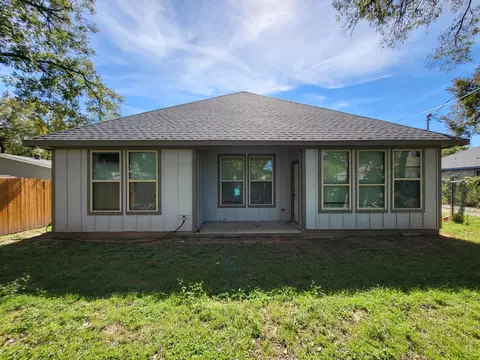 Exterior - 601 E Willingham St, Cleburne, TX 76031 photo 3 of 3