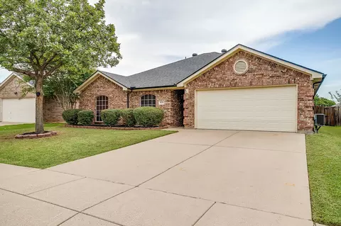 820 Chestnut Ave, Burleson, TX 76028