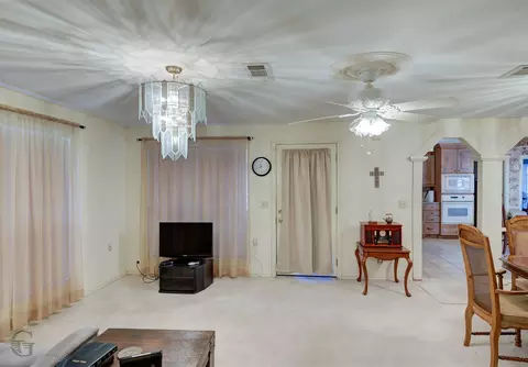 Living - 607 5th St NE, Springhill, LA 71075 photo 1 of 2