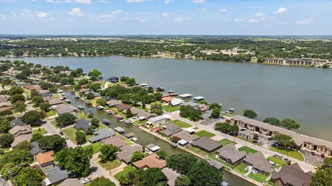 706 Tahiti Dr, Granbury, TX 76048