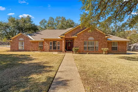 201 Cobblestone Ln, Crawford, TX 76638