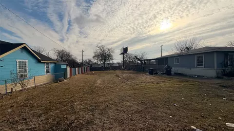 2825 S Grove St, Fort Worth, TX 76104