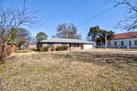 305 Gene Autry Dr, Tioga, TX 76271
