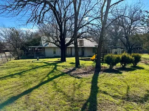 224 W Lowe Ave, De Leon, TX 76444
