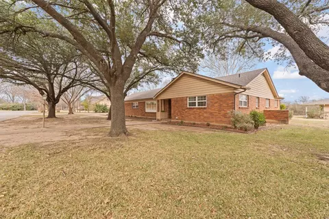 1105 S Walnut St, Cleburne, TX 76033