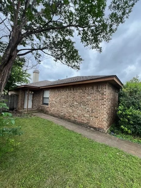 1049 Cottonwood Trl, Benbrook, TX 76126