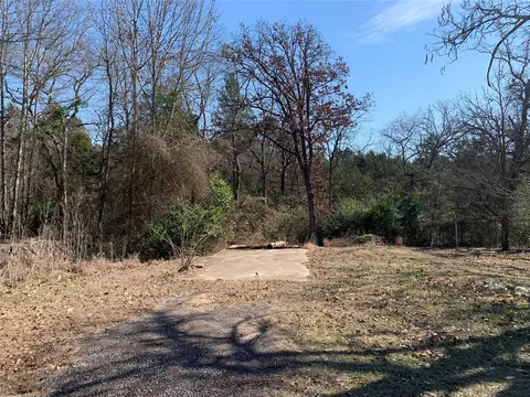 911 W Cayuga Dr, Athens, TX 75751