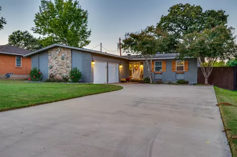181 Pine Dr, Lewisville, TX 75057