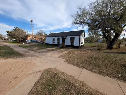 539 W Lake Dr, Hamlin, TX 79520 photo 3