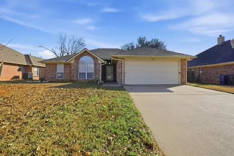 1025 Matthew St, Burleson, TX 76028