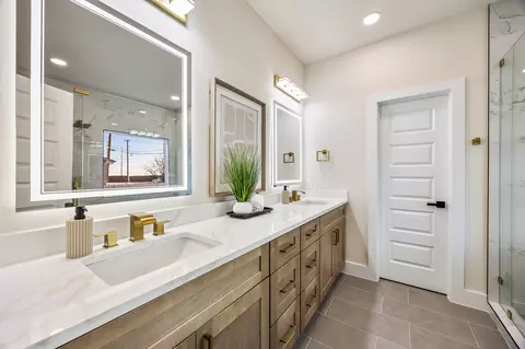 Bath - 1503 Doyle Ave, Dallas, TX 75203 photo 4 of 7