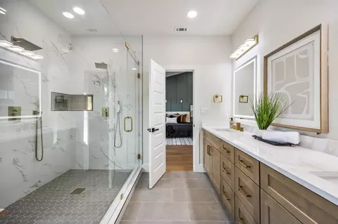 Bath - 1503 Doyle Ave, Dallas, TX 75203 photo 6 of 7