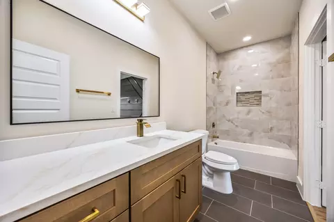 Bath - 1503 Doyle Ave, Dallas, TX 75203 photo 3 of 7