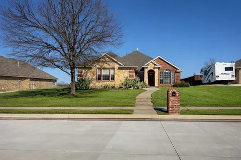 420 Woodlawn St, Krum, TX 76249