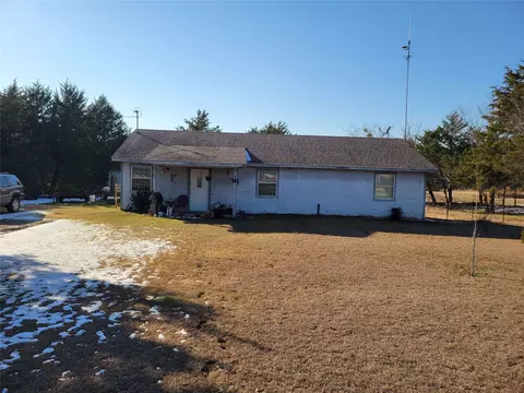 401 Meadowview Ln, Point, TX 75472