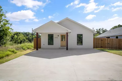 5702 Arkansas Trl, Granbury, TX 76048