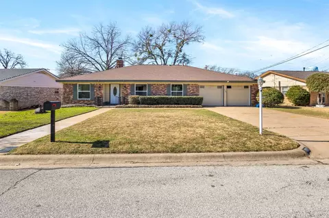1905 Cimarron Trl, Hurst, TX 76054