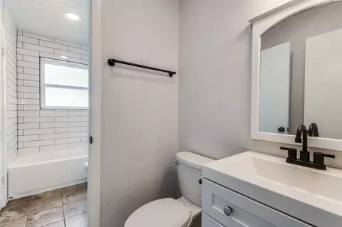 Bath - 1213 Glenn Dr, Euless, TX 76039 photo 1 of 2