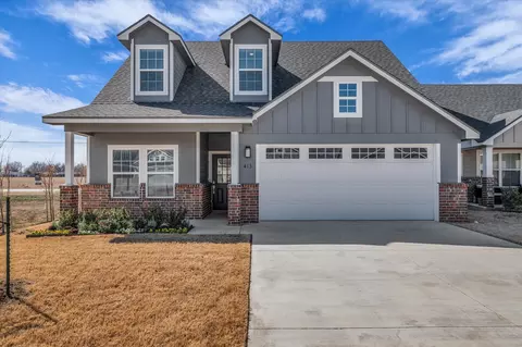 413 Travis Dr, Mcgregor, TX 76657
