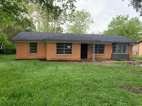 606 N Spencer St, Lacy Lakeview, TX 76705