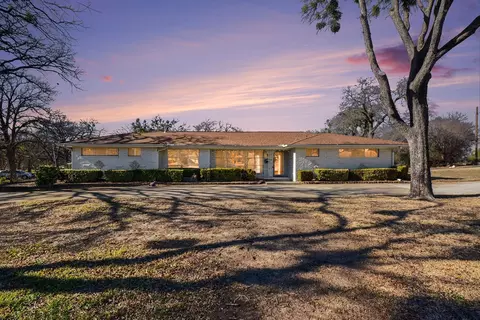 215 E Huitt Ln, Euless, TX 76040