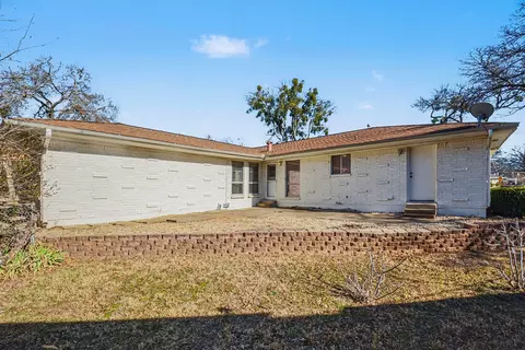 Exterior - 215 E Huitt Ln, Euless, TX 76040 photo 3 of 4