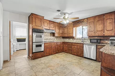 Kitchen - 215 E Huitt Ln, Euless, TX 76040 photo 4 of 5