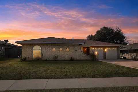 2106 Avalon Ln, Arlington, TX 76014
