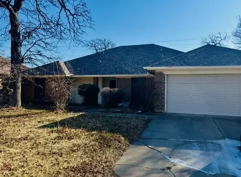 1925 Canterbury Cir, Fort Worth, TX 76112