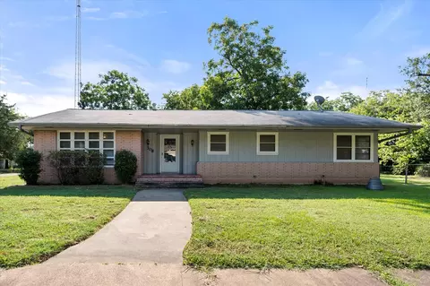 308 N 4th St, Wortham, TX 76693