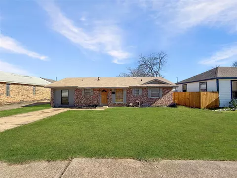 925 Manning St, Grand Prairie, TX 75051
