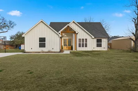 1404 17th St, Bridgeport, TX 76426