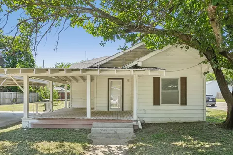302 S Wood St, Cleburne, TX 76033