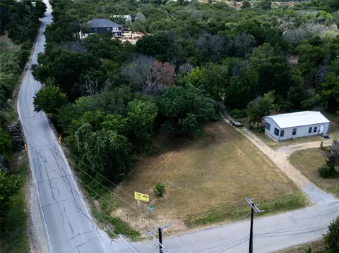 901 Fox Ln, Azle, TX 76020