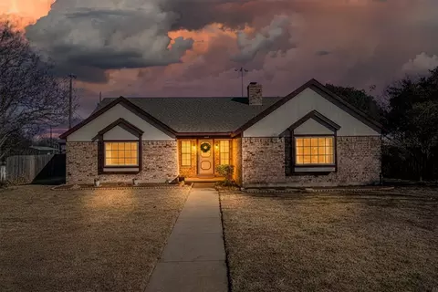 2358 Mockingbird Dr, Grapevine, TX 76051