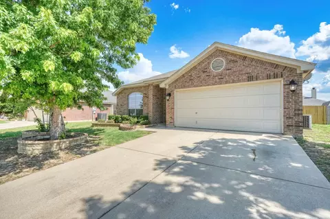 617 Creek Point Dr, Saginaw, TX 76179